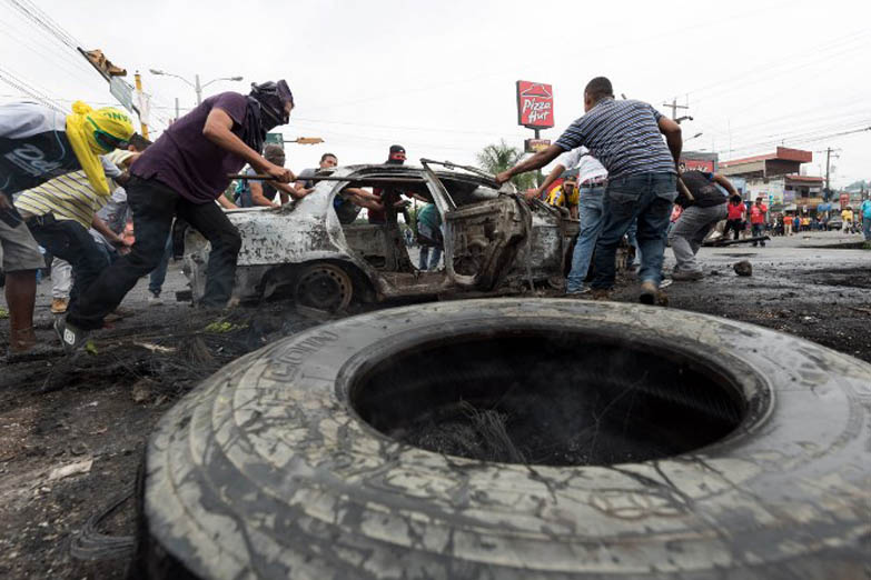 Sin la presencia de la oposición, vuelven a contar votos en Honduras