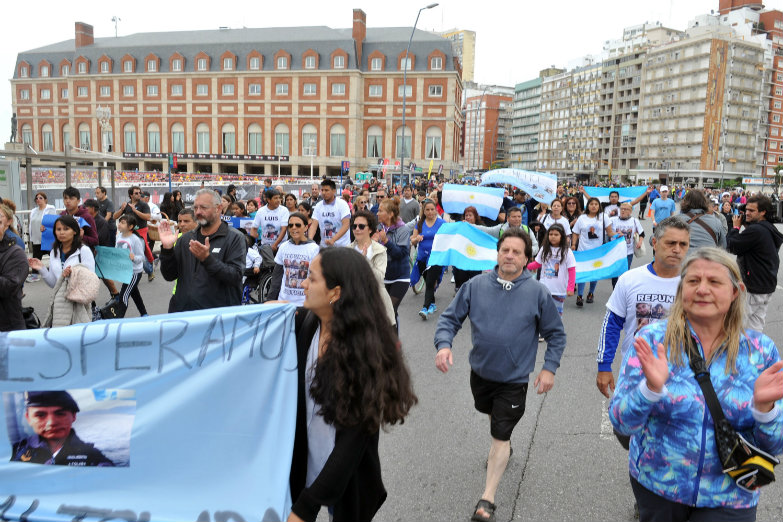 Familiares de los 44 tripulantes marcharon en Mar del Plata con reclamos al gobierno