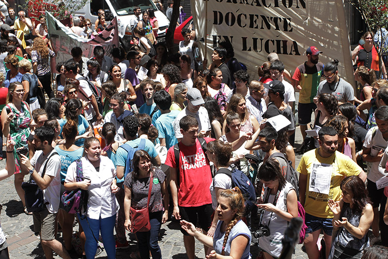 Masiva protesta contra el cierre de 29 Institutos de Formación Docente