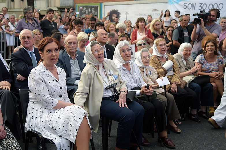 Con la presencia de Cristina Fernández homenajearon a las víctimas de la Iglesia de la Santa Cruz