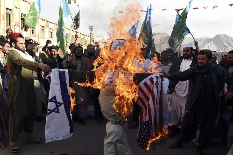 Trump mezcla las cartas en Medio Oriente y reparte de nuevo