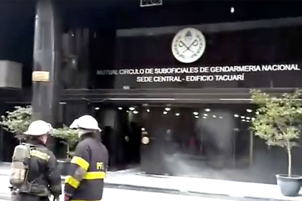 Sugestivo ataque con bombas molotov a una sede de Gendarmería