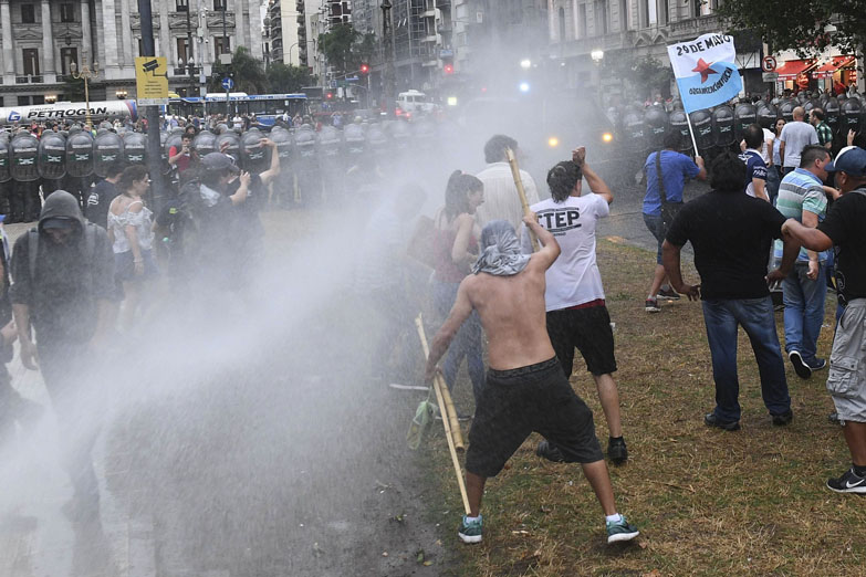 A la fuerza, Gendarmería impidió la vigilia frente al Congreso contra el ajuste a los jubilados