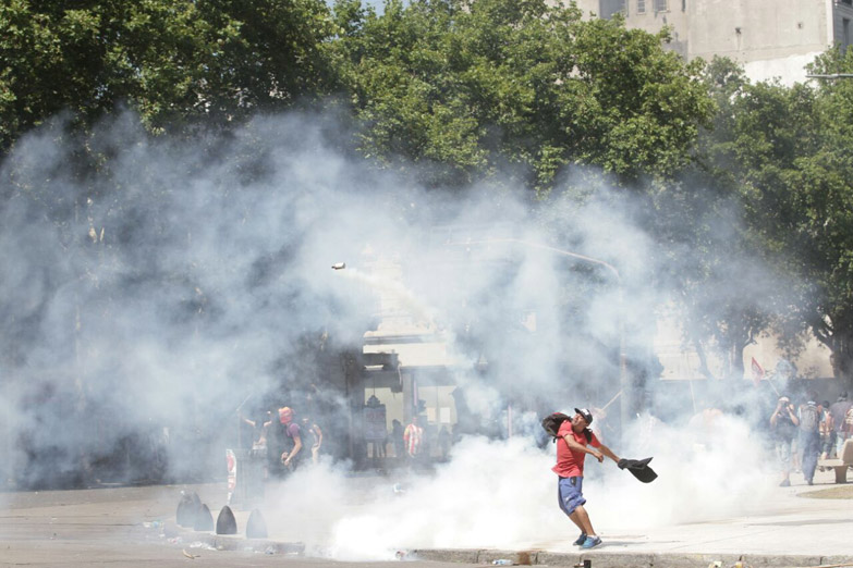 Balas de goma, gases y diputados heridos