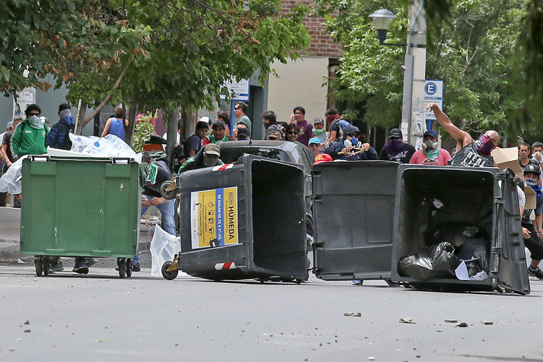 La Policía también reprimió a manifestantes en Neuquén