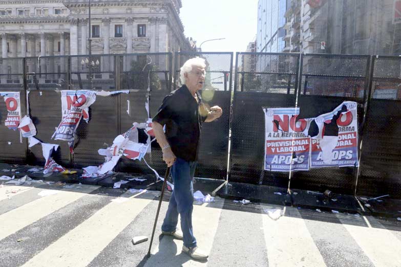 La misma reforma que baja los haberes impulsa la jubilación privada