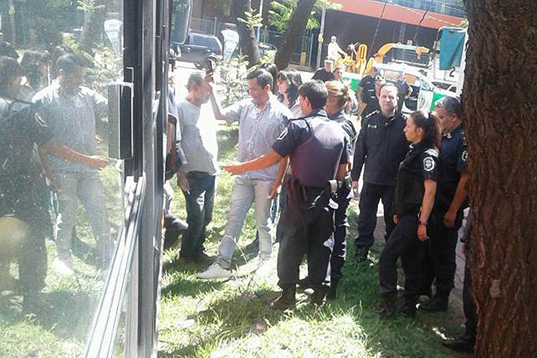 La Policía Bonaerense requisó a docentes que se dirigían a la marcha