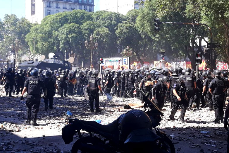 Otro día de furia con gases, balas de goma y detenciones al voleo