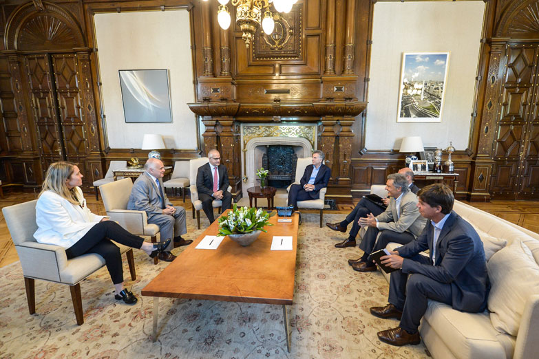 Mientras la policía reprimía en la calle, Macri recibió a empresarios