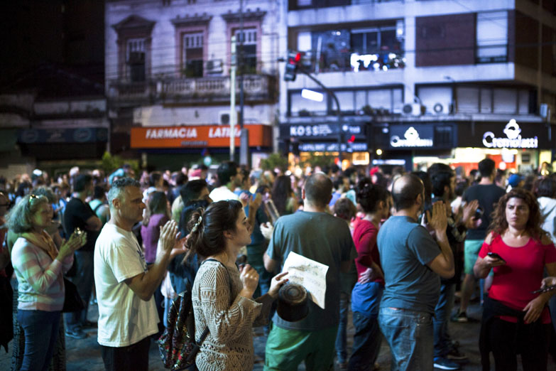 Por segunda noche consecutiva, los cacerolazos coparon la ciudad