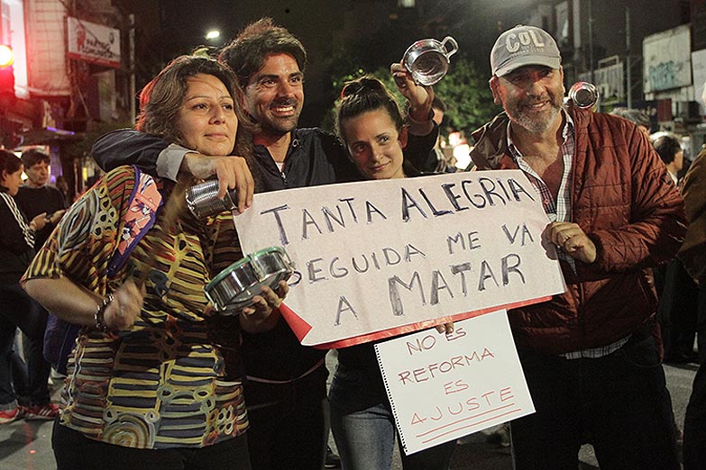 Agredieron de un botellazo a una mujer que se manifestaba contra la reforma  jubilatoria