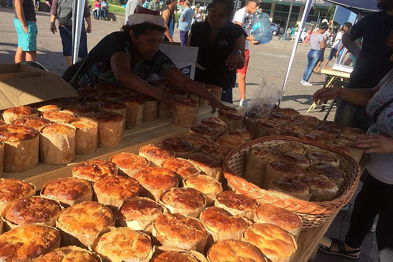 Barrios de Pie hace pan dulce en el Obelisco para repartir a jubilados