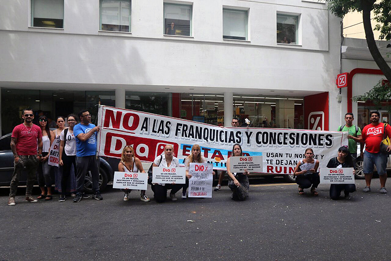 Ex «socios» de Día% se movilizaron a la sede central de la empresa en Palermo