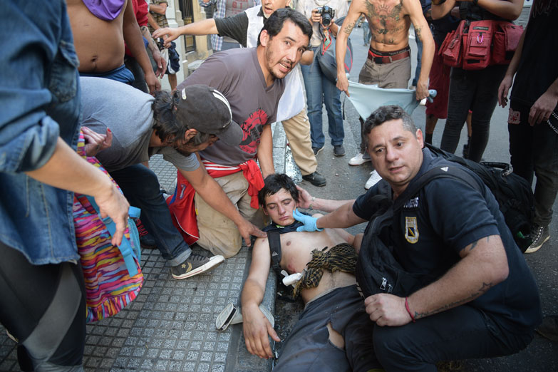 Ordenan la detención del policía que arrolló con su moto a un joven en Congreso