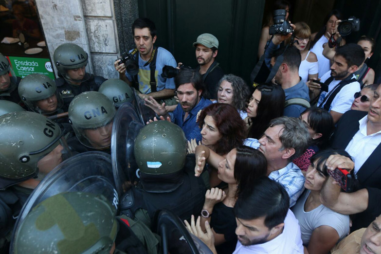 El gobierno denunció penalmente a los diputados reprimidos