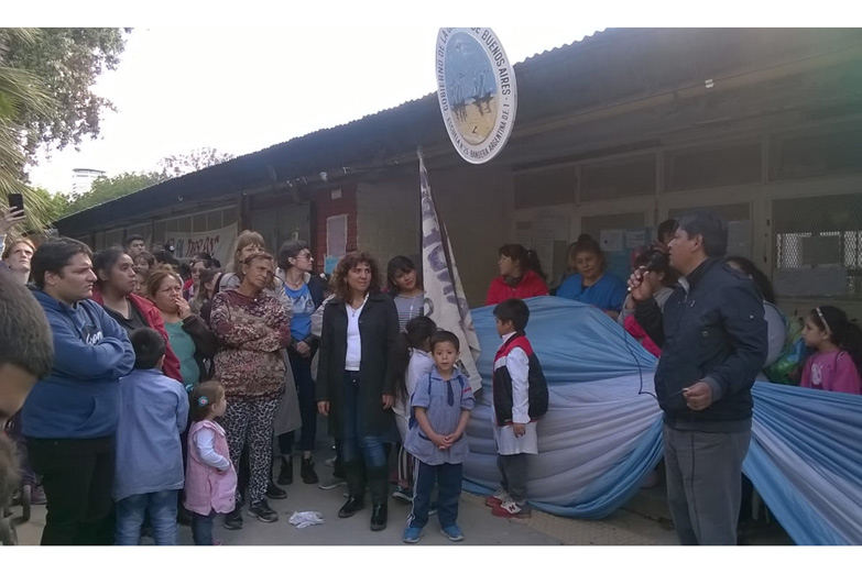 Larreta propone colegios galpones para los chicos de la Villa 31