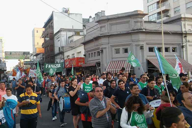 Masivas marchas en Azul contra el cierre de la planta de Fabricaciones Militares