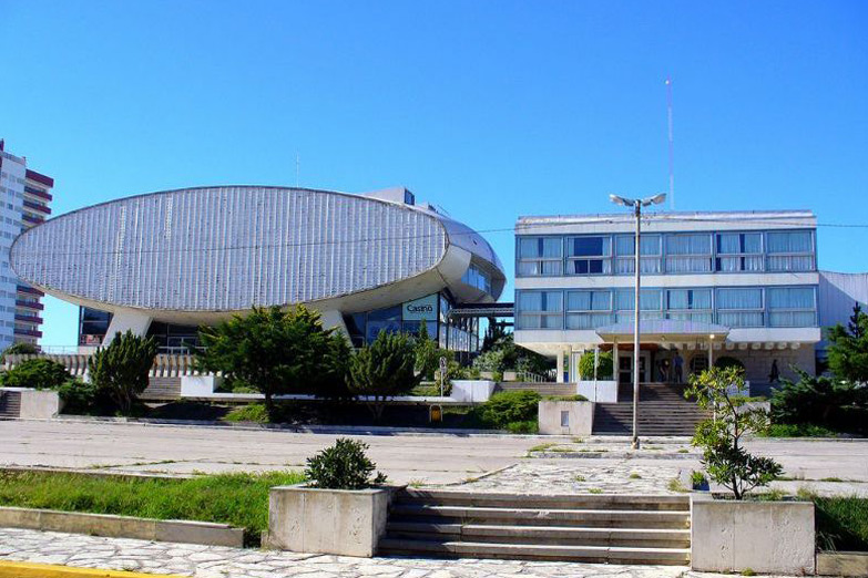 El juego de Vidal: cierra casinos estatales y licita entre los privados 4 mil tragamonedas