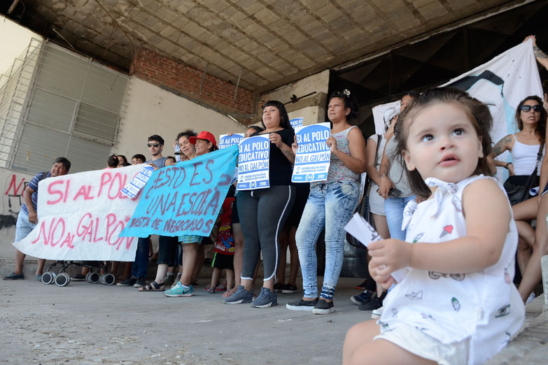 Marcha contra la escuela galpón en la Villa 31