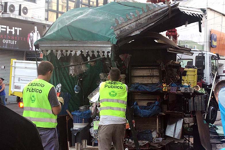 Desalojaron vendedores ambulantes y manteros en Liniers