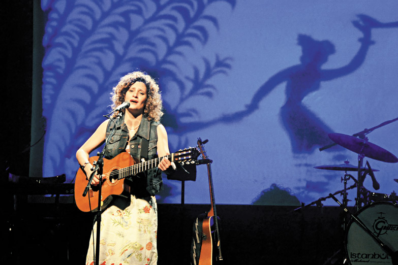 Ana Prada: «Las canciones son poesías musicalizadas»