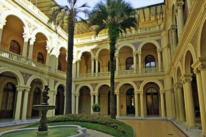 Denuncian «negociado» en la compra de la palmera para la Rosada