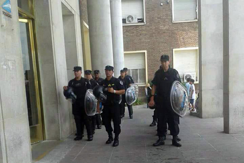 Fuerte operativo policial por 120 despidos en el Hospital Posadas