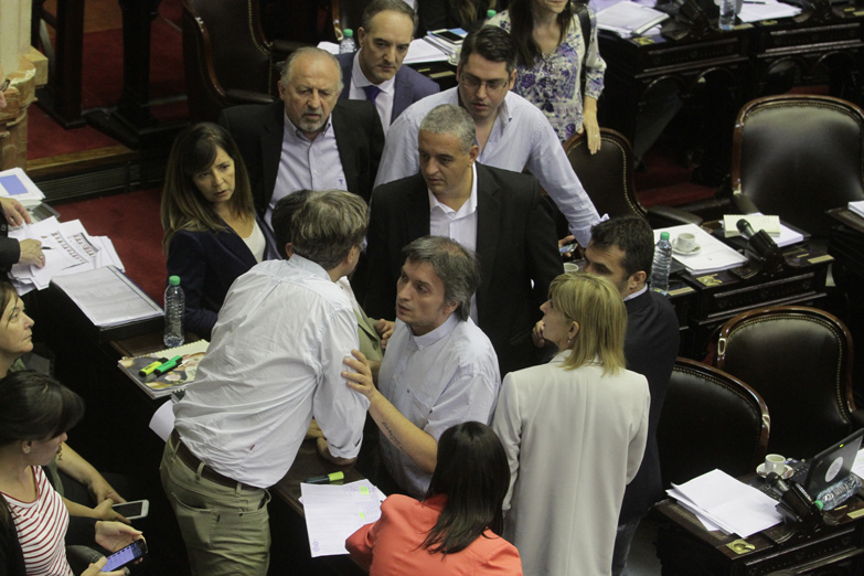 La oposición junta fuerzas para rechazar el Mega DNU de Macri