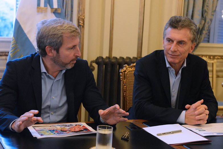 Macri prepara con sus ministros el achique en Interior y Educación