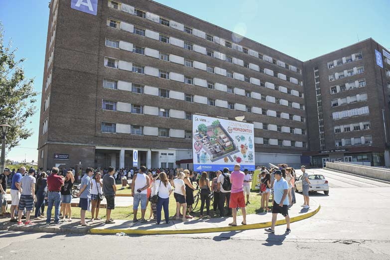 Hospital Posadas: despidos y colapso por vacunas