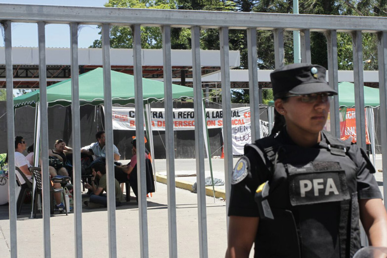La policía impidió el ingreso de trabajadores del INTI al organismo