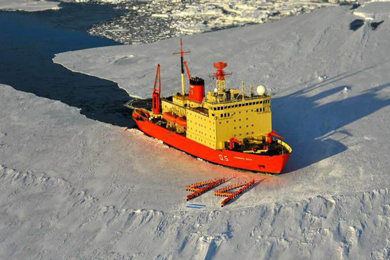 El rompehielos Irízar homenajeó a los tripulantes del ARA San Juan
