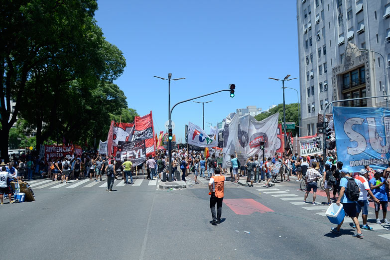 Protesta de trabajadores del Posadas: De Morón al ministerio de Salud