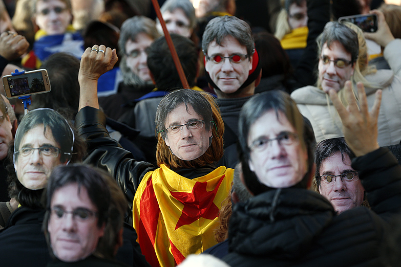 Cataluña: miles de personas con caretas de Puigdemont reclaman su investidura
