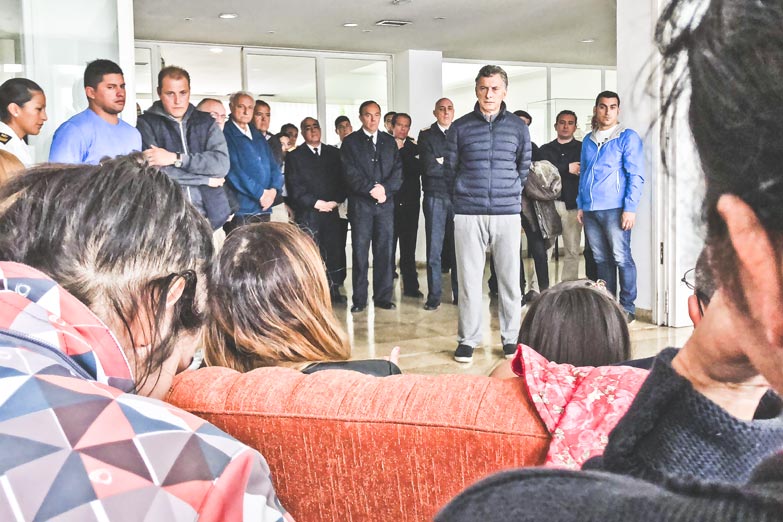 Sin barcos en la zona de búsqueda, Macri avisó que recibirá a los familiares