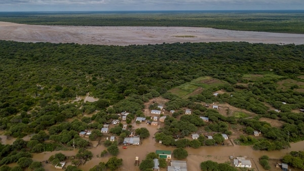 Inundaciones: El agua no baja y sigue la emergencia