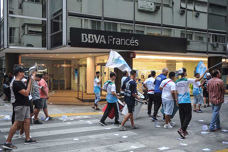 Sin bancos hasta el miércoles: comenzó el paro nacional de los bancarios