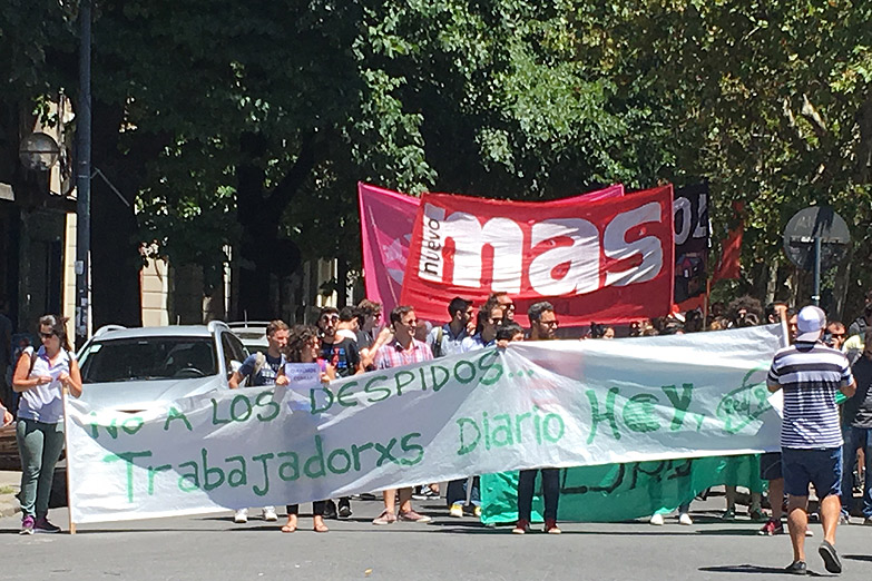 Trabajadores del Diario HOY marcharon contra los despidos