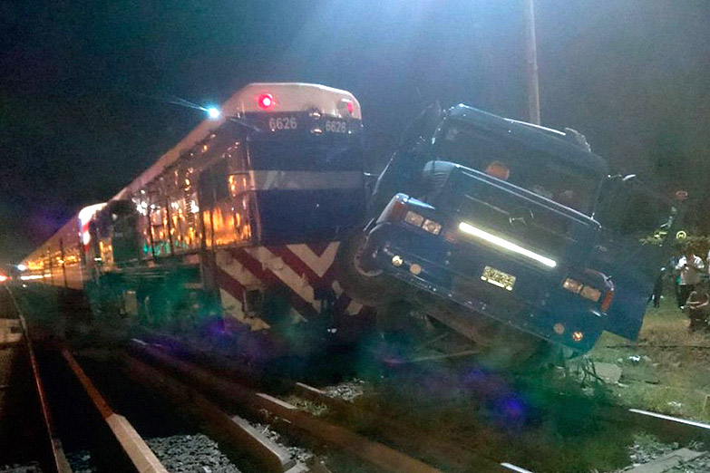 Un tren del Sarmiento chocó contra un camión en Merlo