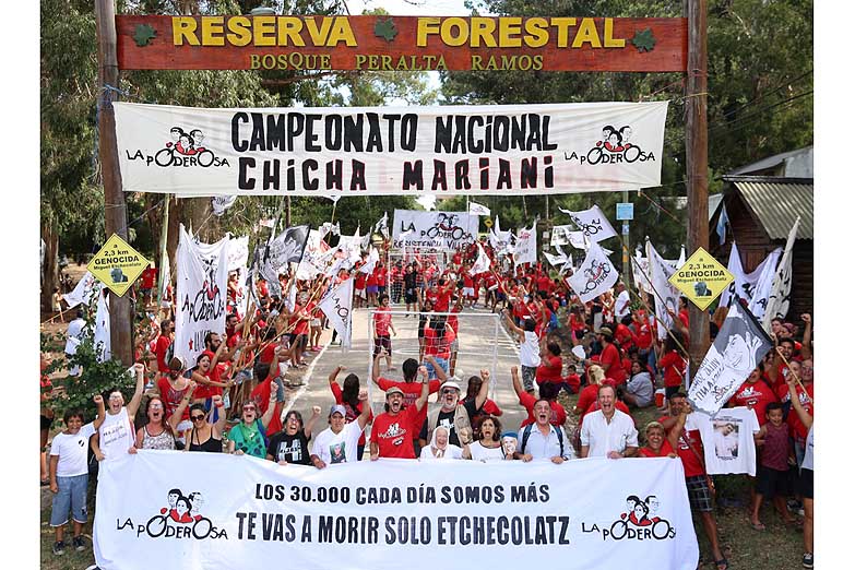 Una movilización villera frente a la casa de Etchecolatz