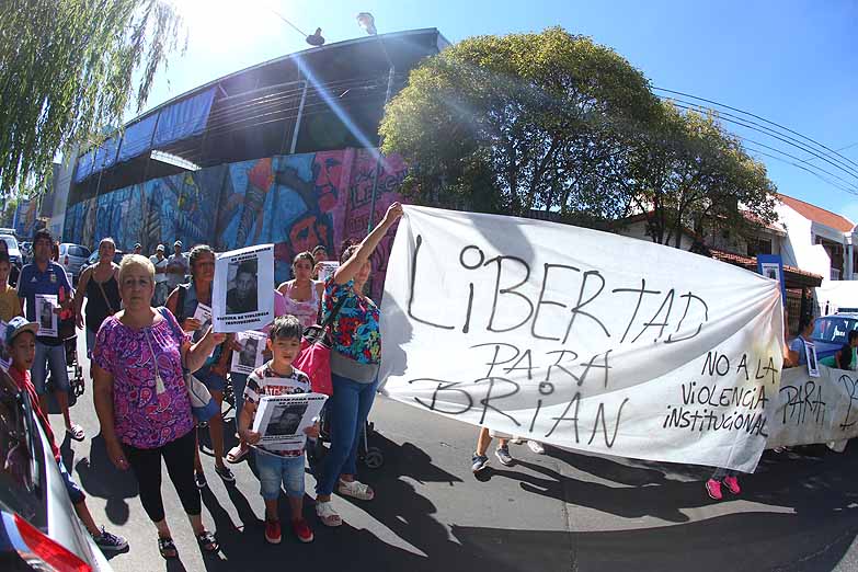 Piden la liberación de un joven al que le allanaron la casa por error