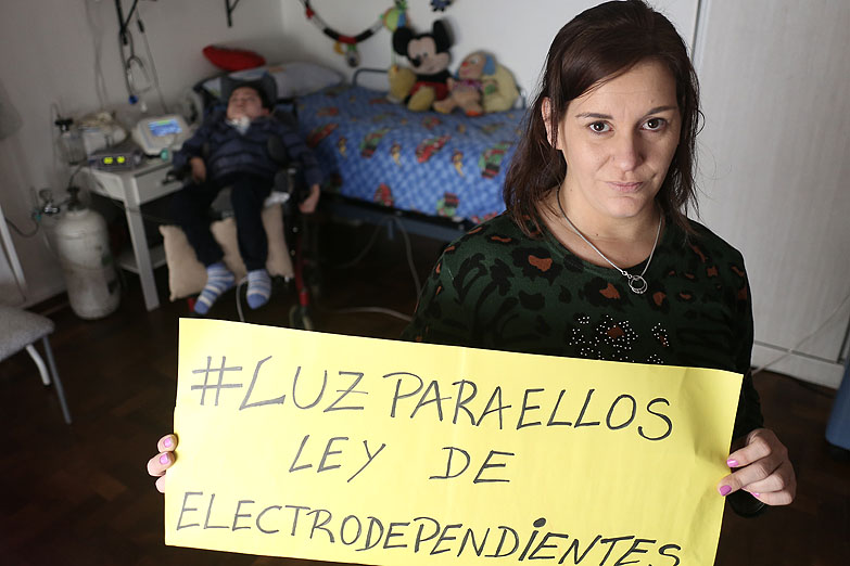 Electrodependientes llevan su reclamo a las puertas de Edesur y del ENRE