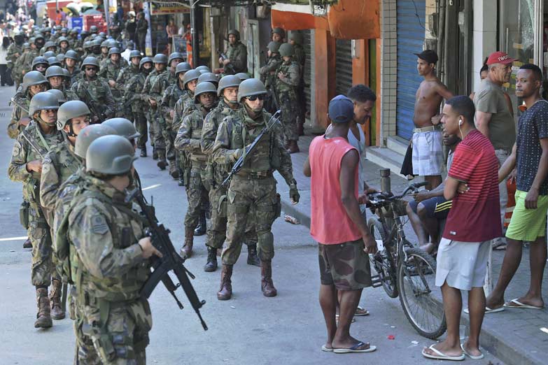 Brasil: Temer usa la militarización de Río como plataforma electoral