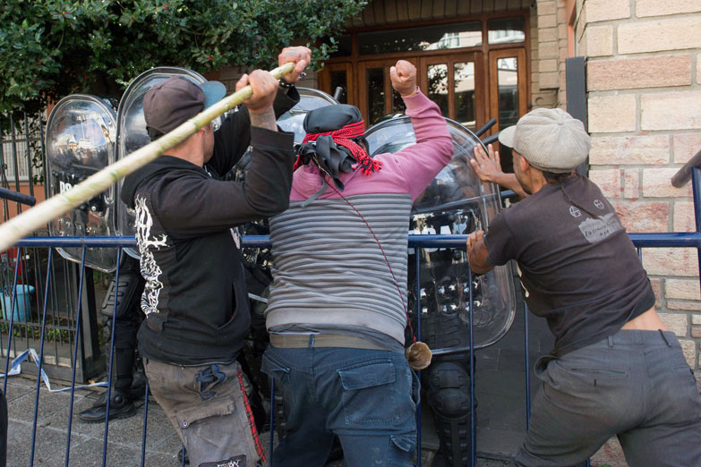 Represión y 14 detenidos tras la extradición de Jones Huala a Chile