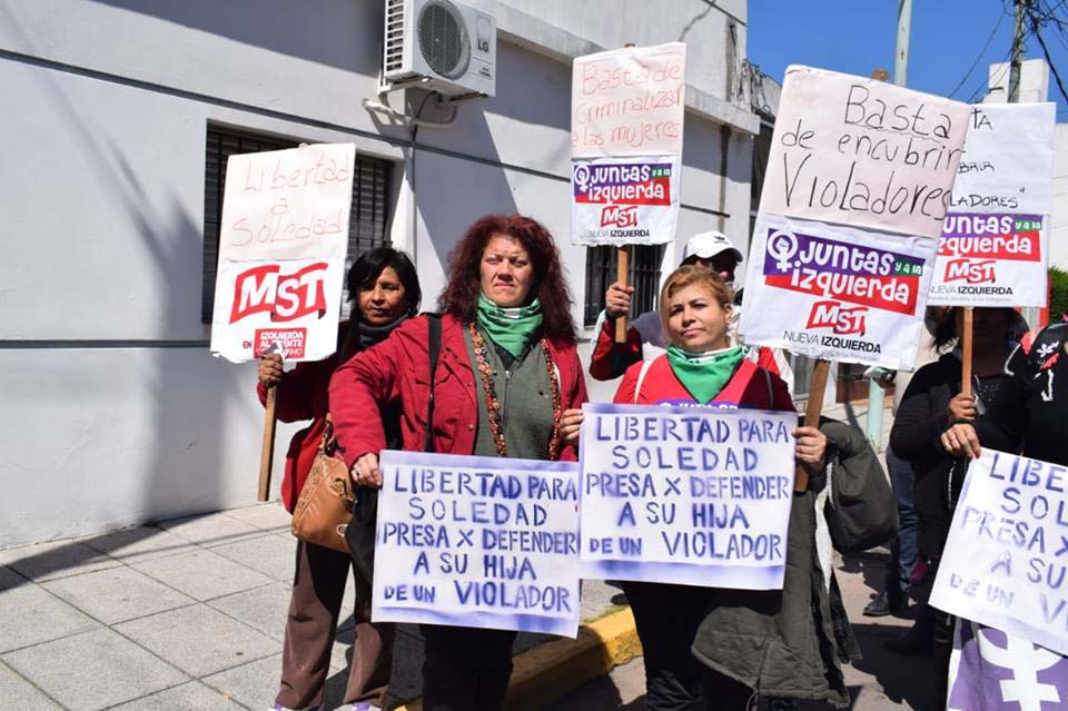 Organizaciones feministas se movilizaron al juzgado por la libertad de Soledad