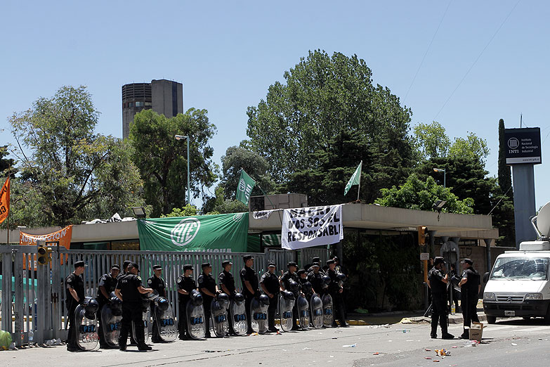 INTI: descuentan 40% del salario a mil trabajadores y amenazan con una patota