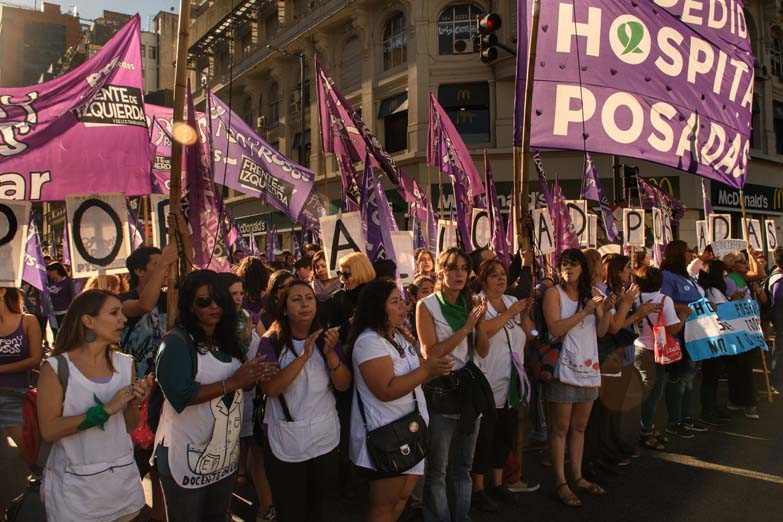 Mujeres despedidas realizaron un corte en el Obelisco