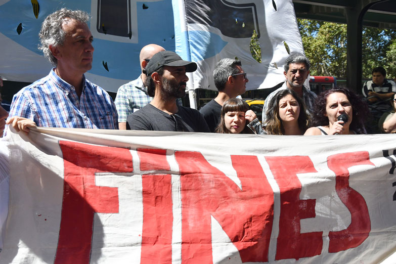 Nuevo reclamo de alumnos y docentes para que no cierren el Plan Fines