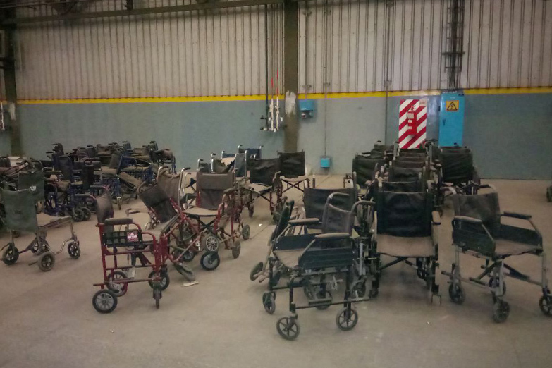 Las sillas de ruedas del PAMI que iba a reparar Defensa están abandonadas