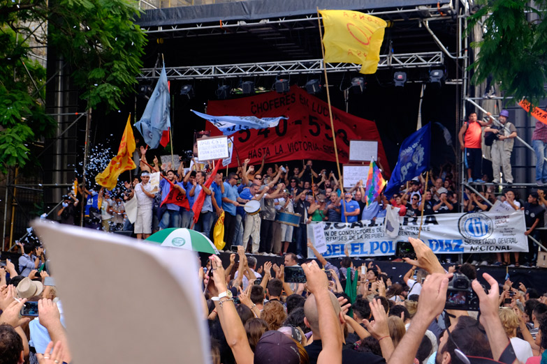 La CGT y Moyano se disputan a los movimientos sociales